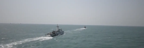海警舰艇编队位台岛周边海域开展执法管控演练
    4月2日，多支海警舰艇编队持