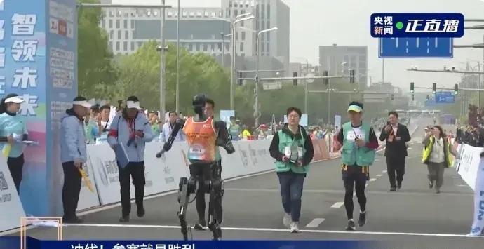 虽然机器人参加马拉松状况频出，但大家不要嘲笑他们。毕竟只有不断尝试才能不断进步，