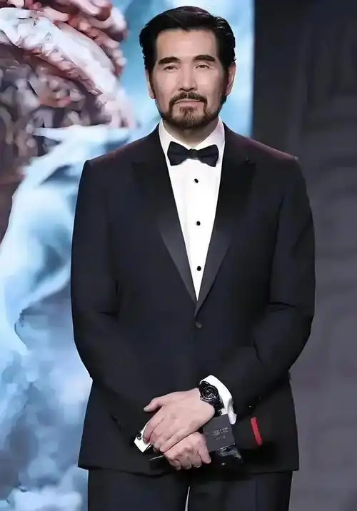 记者问64岁的费翔:“你帅气又有钱，为什么一直都不结婚？”费翔一脸苦笑:“我也想