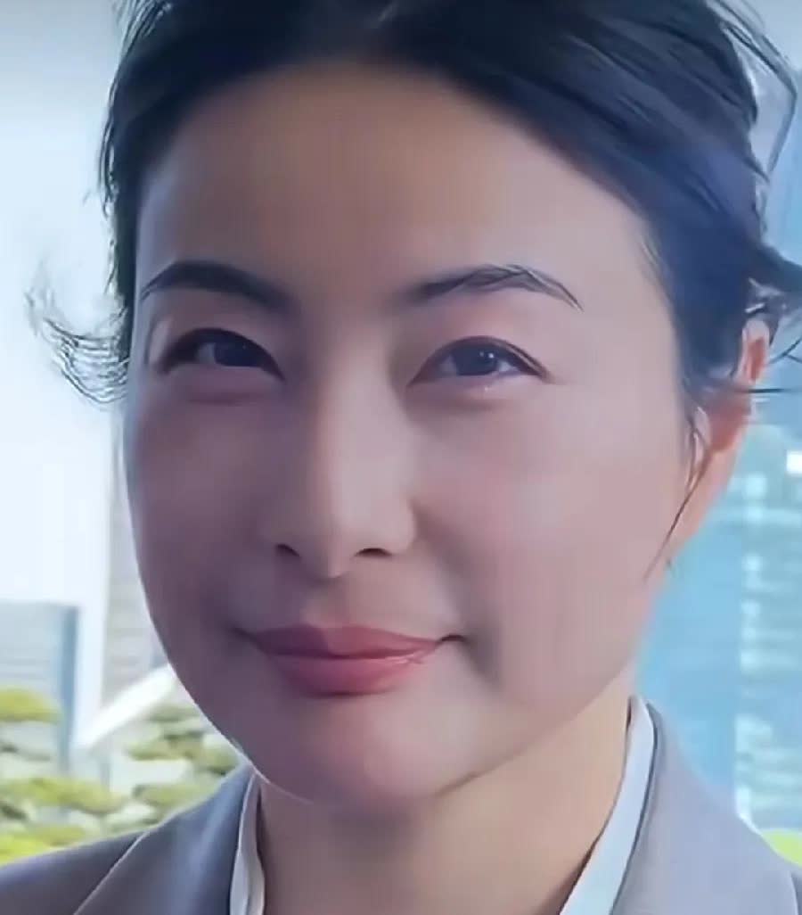 我问我哥：郭晶晶好歹也是豪门媳妇，身价最少几十亿吧，平时怎么也不知道打扮打扮，偶