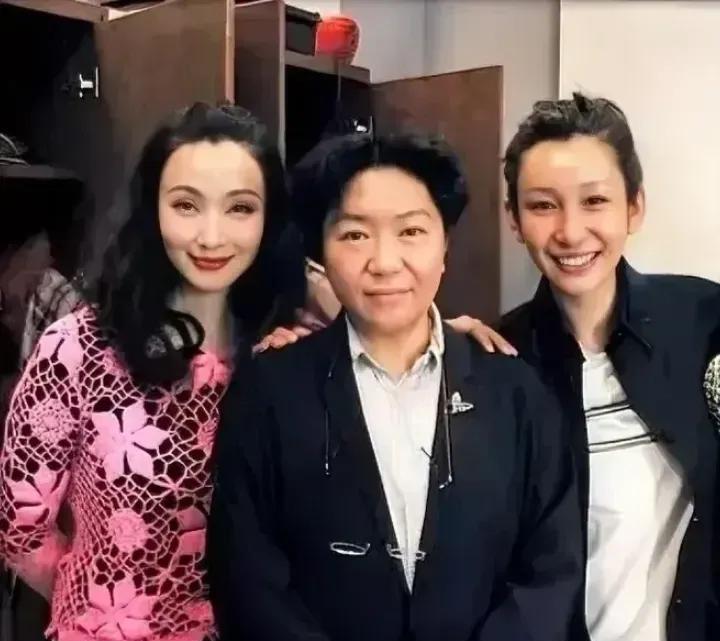 左边的是小陶虹，右边的是秦海璐，一个比一个漂亮，一个比一个有气质。而中间的是谁？