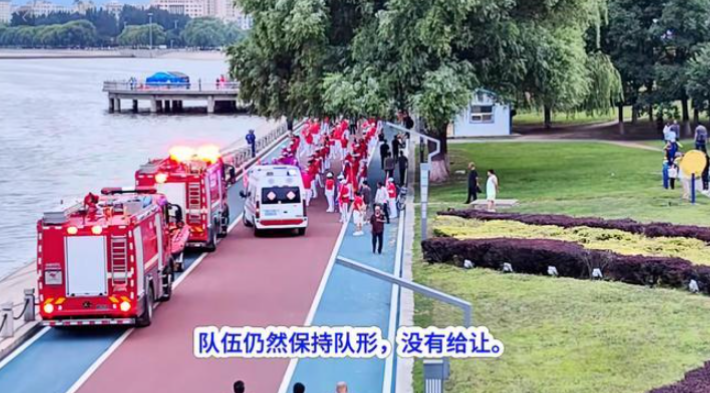 “太欠收拾！”辽宁2辆消防车和1辆救护车执行任务时，偶遇霸占道路的老年暴走团。救