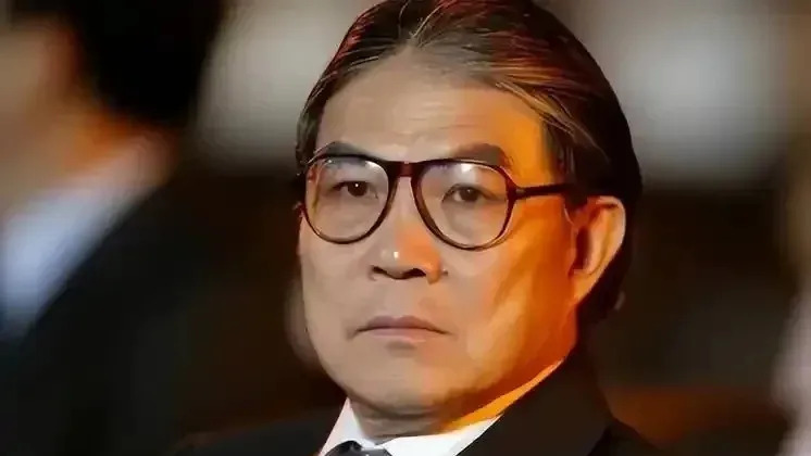 郭晶晶霍家地位高











天哪，你敢信？霍震霆，霍家一把手，居然被