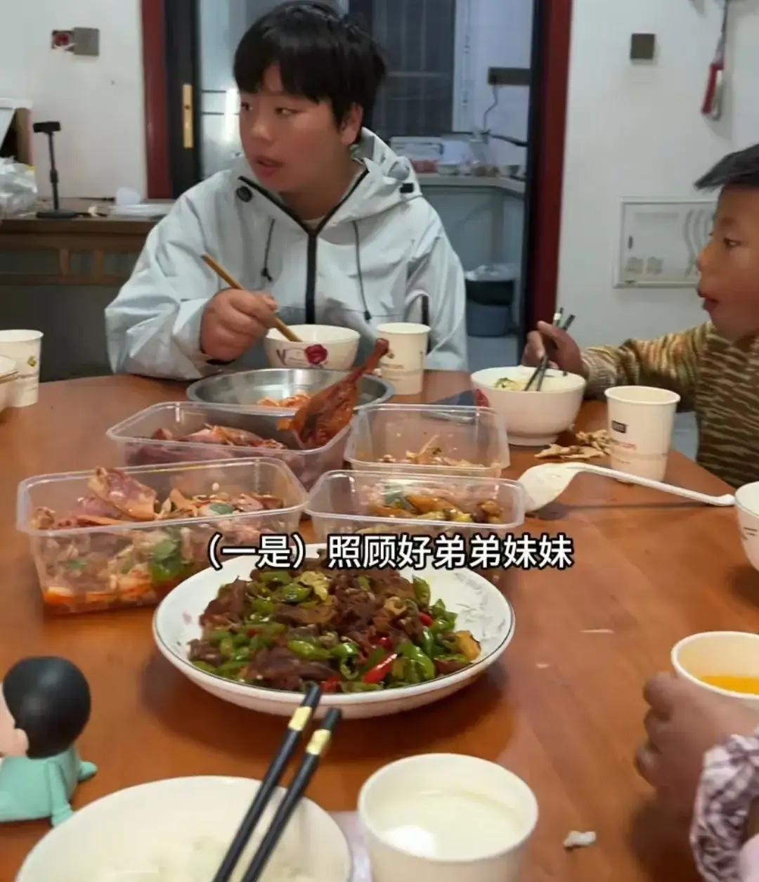 看哭了！江苏沭阳，父亲癌症去世，母亲改嫁，19岁女孩放弃学业，靠送外卖供3个弟妹