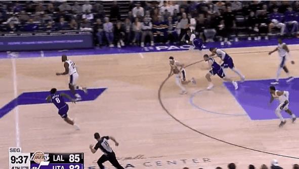 詹姆斯反击一马当先空中躲过对手防守，滞空上篮稳稳命中