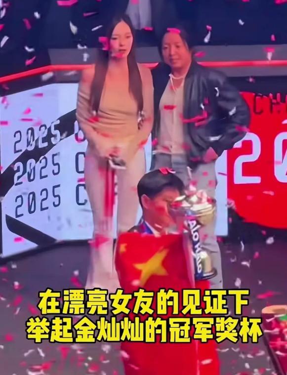 爱情事业双丰收！赵心童女友身份曝光，英国华裔，陪他度过了最艰难的时光，反观前女友