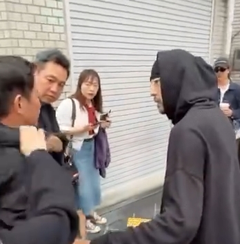 突然想到以前喜欢的演员张嘉译好像也有强直性脊柱炎。去年的十二月份到今年的三月份，