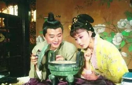 1132年，丈夫刚死，49岁的李清照就带着丈夫的古董嫁给张汝舟，圆房后，张汝舟忽
