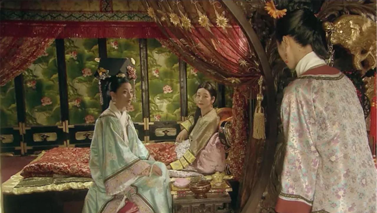 慈禧要上个厕所，宫里得折腾一整套流程，宫女要围成圈，太监要抬着“传官房”满宫跑，