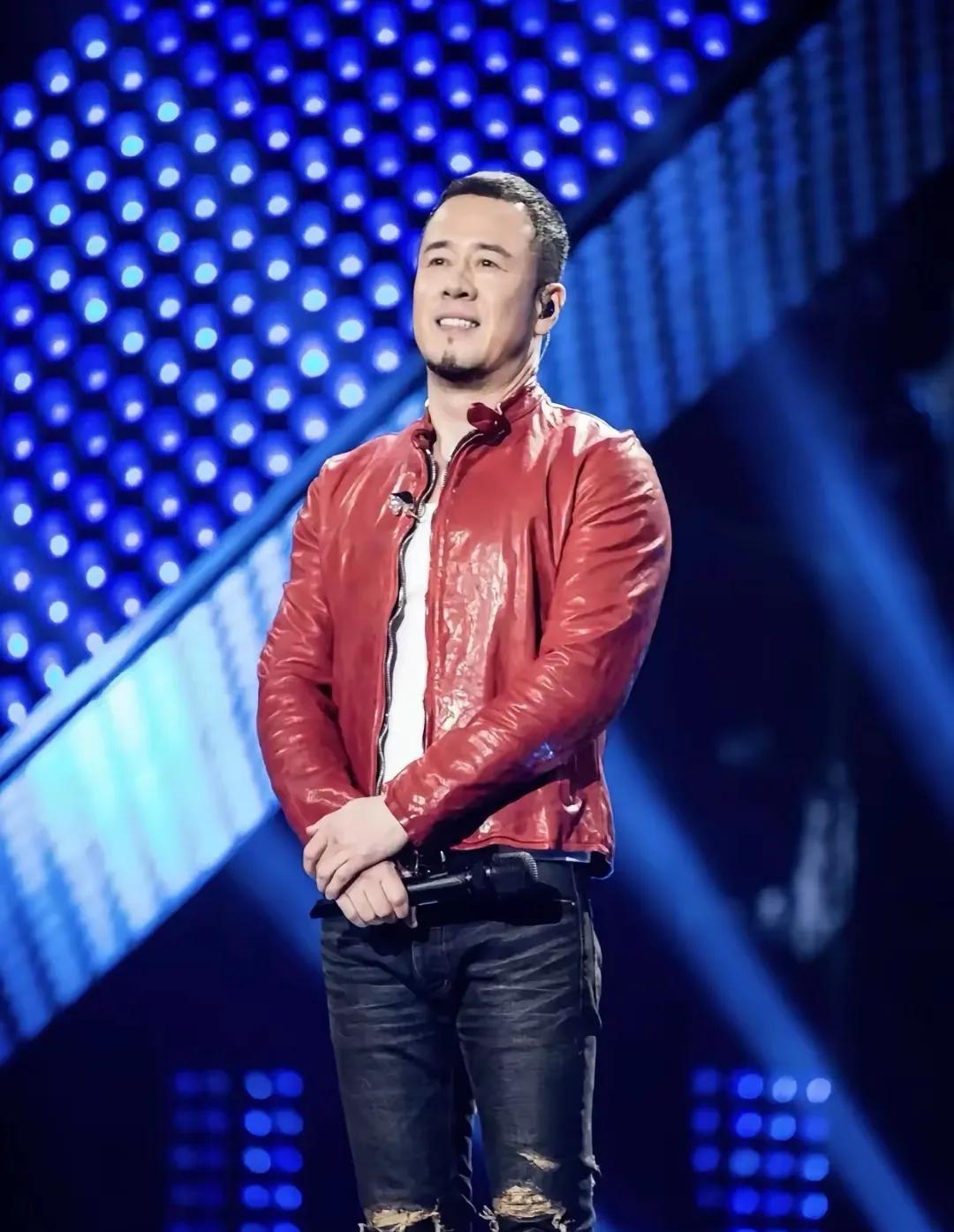 老公粉转怒！杨坤改编《游击队之歌》踩雷，自信过头成“翻车”导火索？
昨晚陪老公看