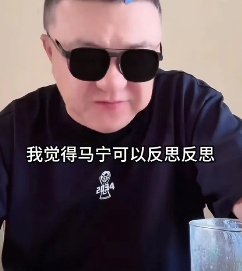 马宁执法引争议！董路炮轰：别再把球员当敌人
 
马宁又惹争议！董路近日在社交平台