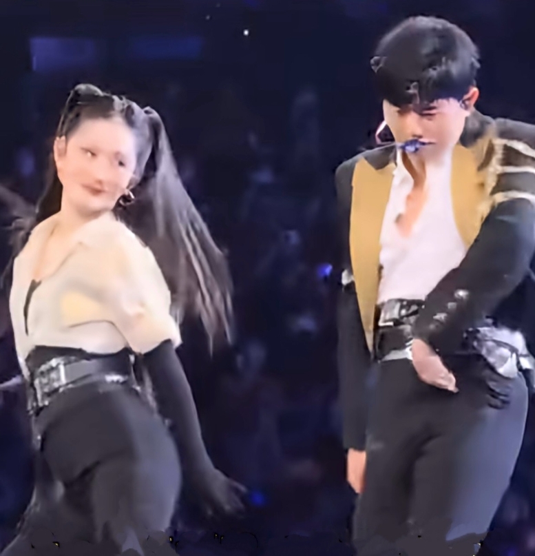 澳门跨年演唱会，张杰谢娜热舞引发争议，遭到部分粉丝反对。夫妻情和专业性孰重孰轻？