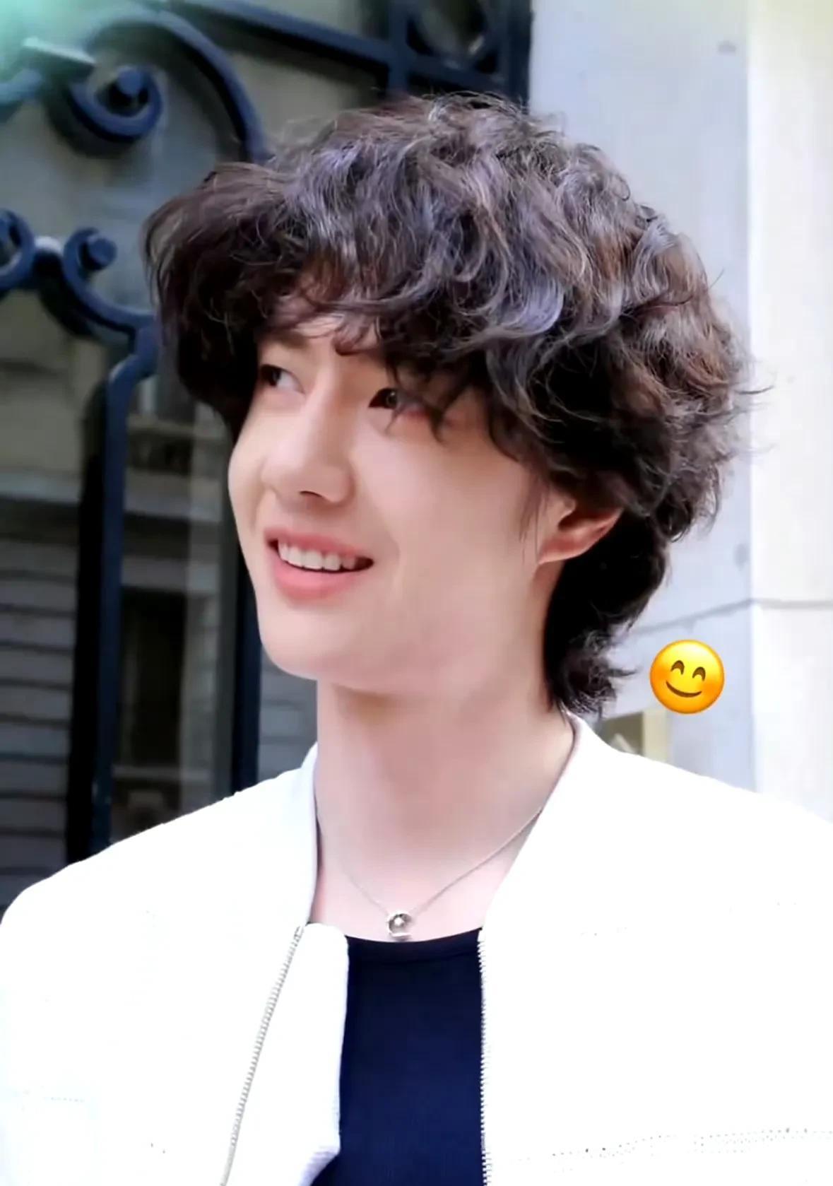 听王一博工作室的bgm了吗？
“尝尝一颗东阳乌梅，再给我一个甜妹。”
也太会选歌