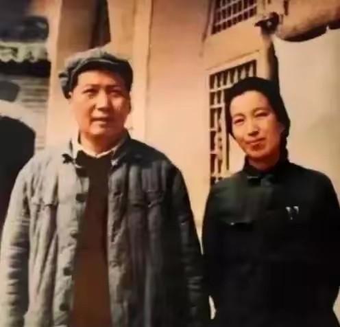 这张照片还是第一次看到，在延安的窑洞前，主席夫妇合影留念。
主席穿的比较破旧，彰