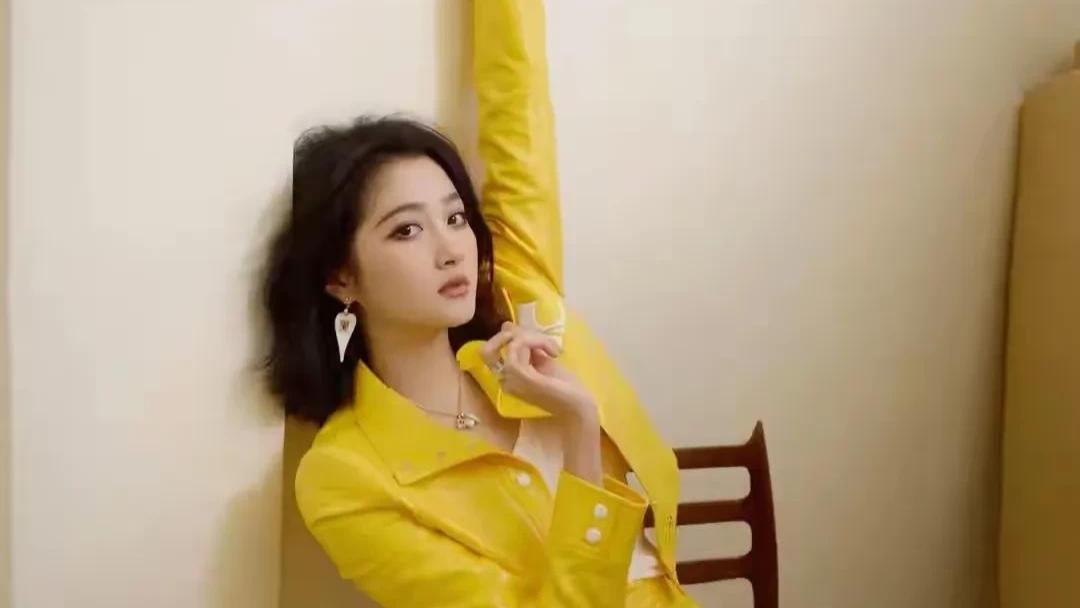 关晓彤：甜美与坚韧的青春偶像