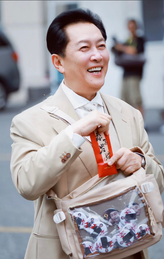 真相浮出水面：73 岁的唐国强频繁参加综艺赚钱，并非想再火一把，而是为了两个残疾