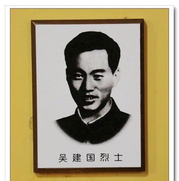 1979年，612高地上，我军战士吴建国身中8弹倒地，一个越军军官想拿走他的枪，