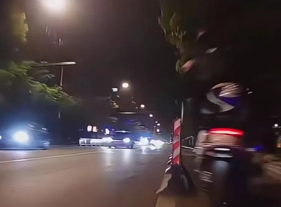 4月12日，上海，后车一直闪远光灯要前车让路，结果前车真让路了，后车又不开心了。