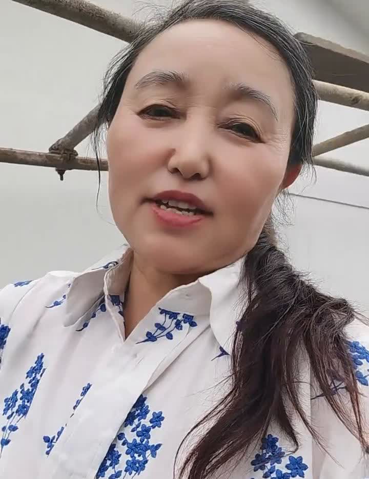 儿子，女子，妈妈也老了，再过三年都六十了，工地上也不要了，钱也挣不到了。我知道，