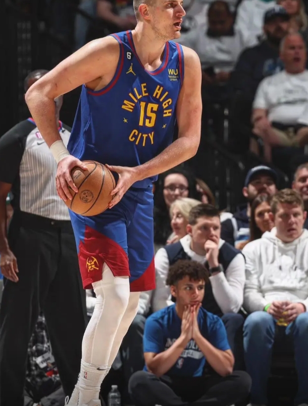 这是不是掘金目前最优解？
约基奇复出前这段时间，牢恩给个20分钟最多了，关键时刻