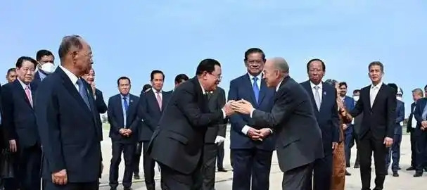洪森想当国王但怕中国不高兴











洪森做梦都想当柬埔寨国王，这事