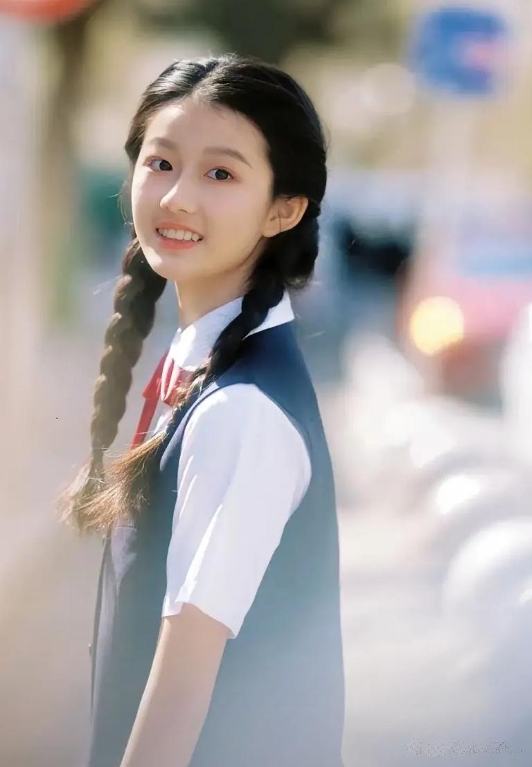 如果让扮演李佳的女孩扮演长大后的庄筱婷适配度更高

小巷人家播完了，这是一部有温
