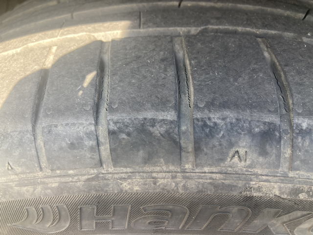 宝马x1开了一年四条轮胎全部裂纹
2022年一月出厂的宝马x1开了一年，四条韩泰