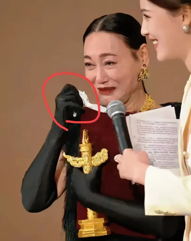 惠英红获奖感言的第一句是，感谢内地团队