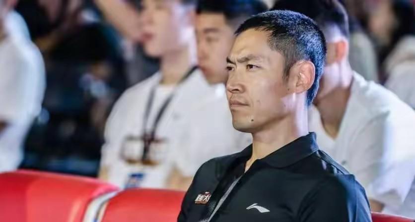 北控男篮踏上新征程，张庆鹏就任主教练之位，球队由此开启新纪元。俞长栋退役，刘晓宇