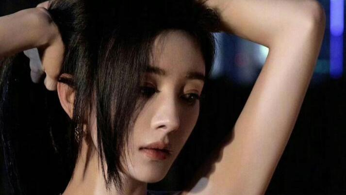 杨幂身穿黑色亮片吊带裙，把身材曲线衬得太完美，又性感又高级！