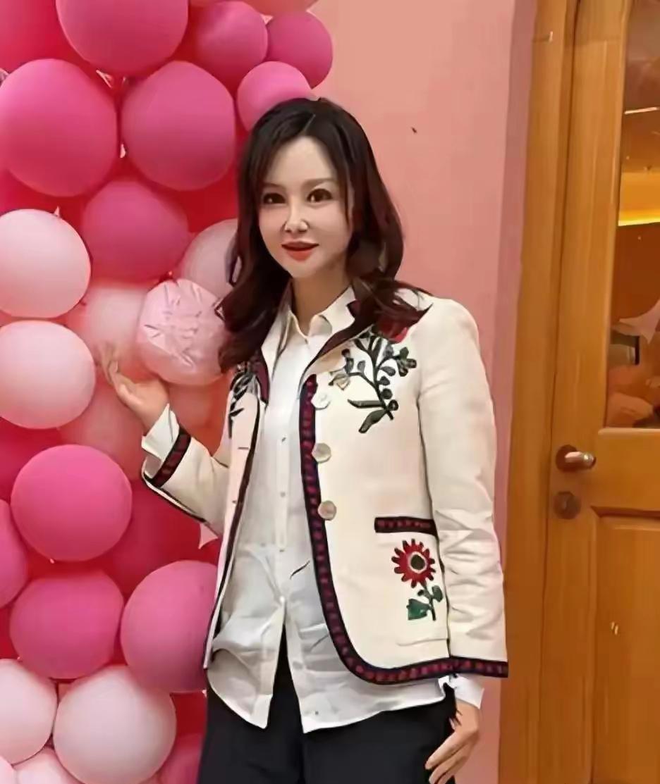 56岁陶红整容失败，脸僵嘴歪法令纹深，看起来与年轻时判若两人，真的好可怕。
医美