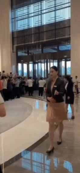只为匆匆一瞥，魏桥君澜大饭店里的住客从早上八点一直等到下午18点[捂脸][捂脸]