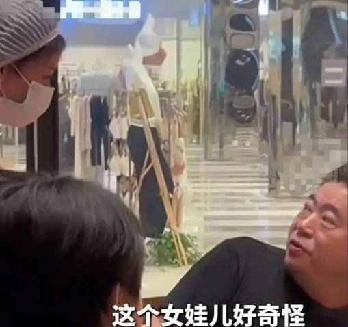 2003年重庆某饭店，女服务员不慎洒水到一位大叔手上，大叔一愣，越看服务员越熟悉