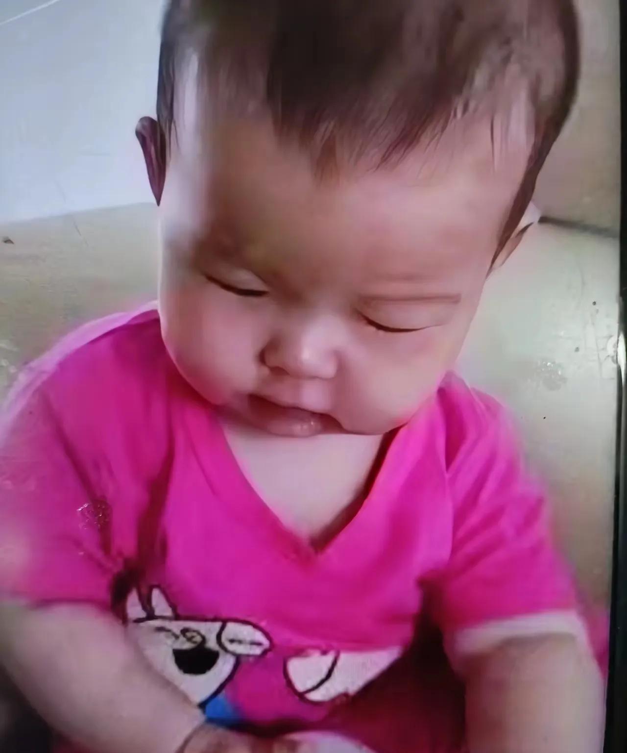 郑琴账号发出照片，图中小男孩是同一人。  这组照片的出现，迅速引发了网络热议。照