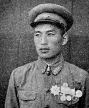 1949年3月28日深夜，长江江面波涛汹涌，一个破旧的木盆在黑暗中颠簸前行，盆里