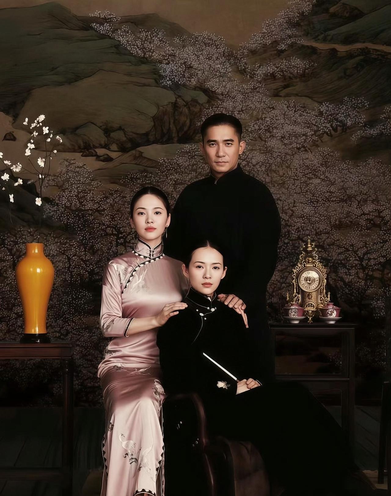 梁朝伟与章子怡、宋慧乔的合影旧照，当时三位一起参演了电影《一代宗师》。
梁朝伟与