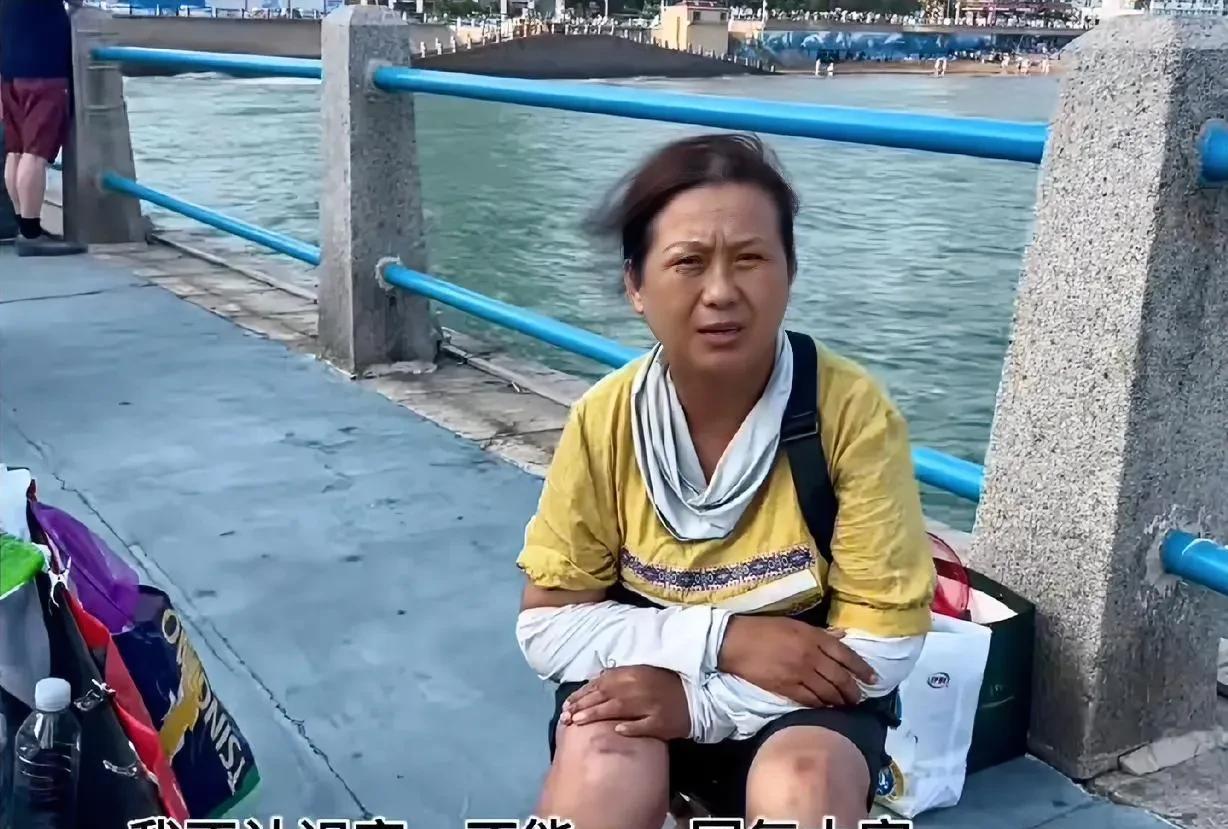 “哪怕用我的命换她的也行，她年轻！”
青岛跳海救人玉米大姨家境曝光，她独自抚养两