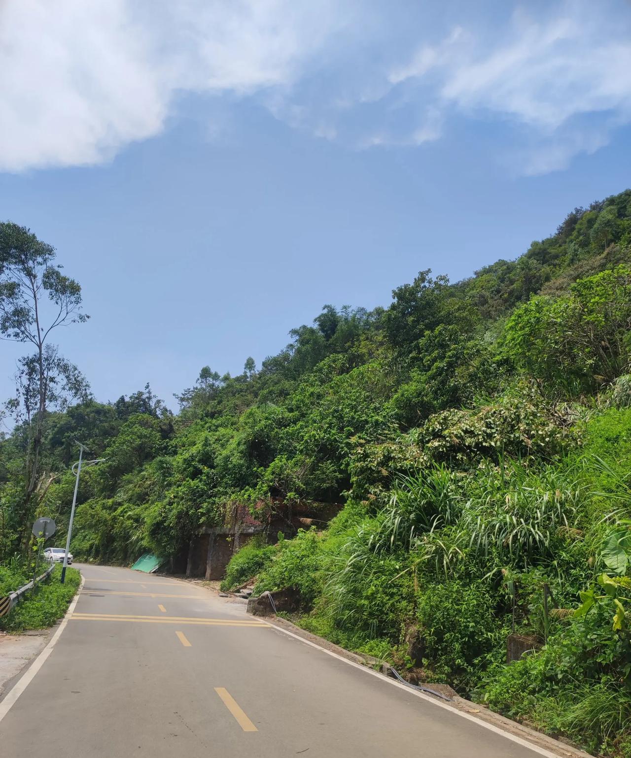 惠州博罗鱼鳞坝，一个夏季玩水很好的地方，山泉水也比较清澈，游人如织，消暑解愁。
