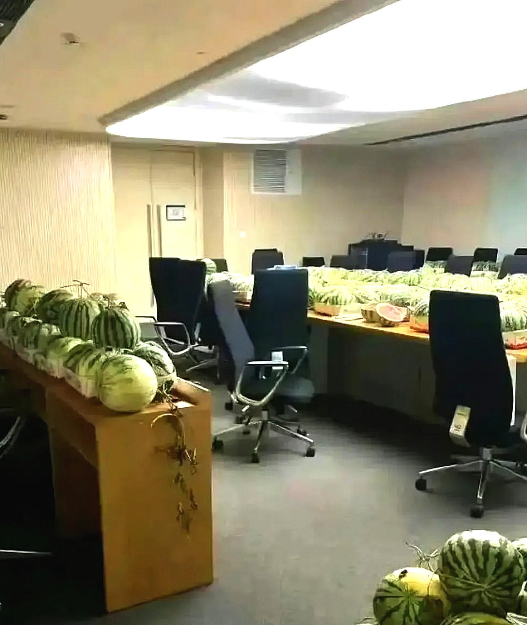 老板让我买点西瓜，下午工作累了让同事吃点水果放松一下，西瓜我买了，老板让我第二天