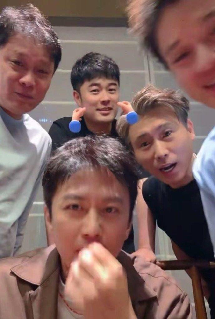 邓超现身陈赫直播间笑死我了，邓超一出现所有的丑特效都吻上来了