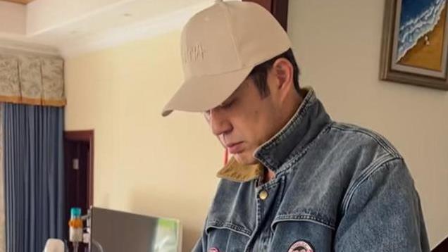 53岁刘钧未婚生女，称女儿已上小学，9岁朵朵随母姓更像妈妈兰玉