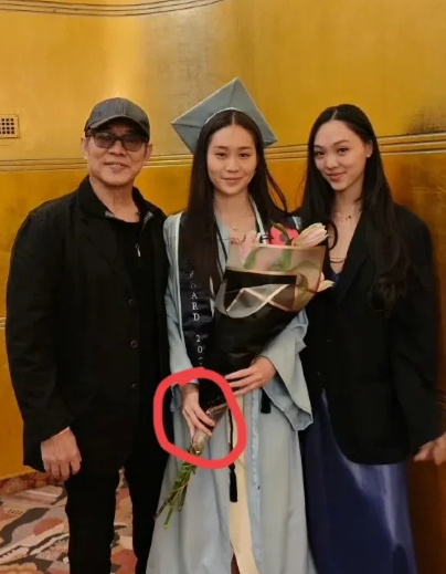 李连杰晒小女儿毕业证，
有件事注定要遗憾终生了，他挣再多的钱，62岁的他也难绵延