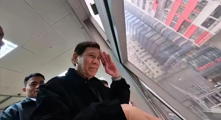 杜特尔特被捕 毒贩高兴





老杜居然被抓了！缉毒太狠，成了罪名？这背后是不