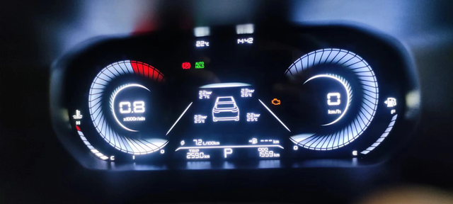 想请问下大家
今天吉利App没法正确显示剩余燃油量(一直显示100%)，车里仪表