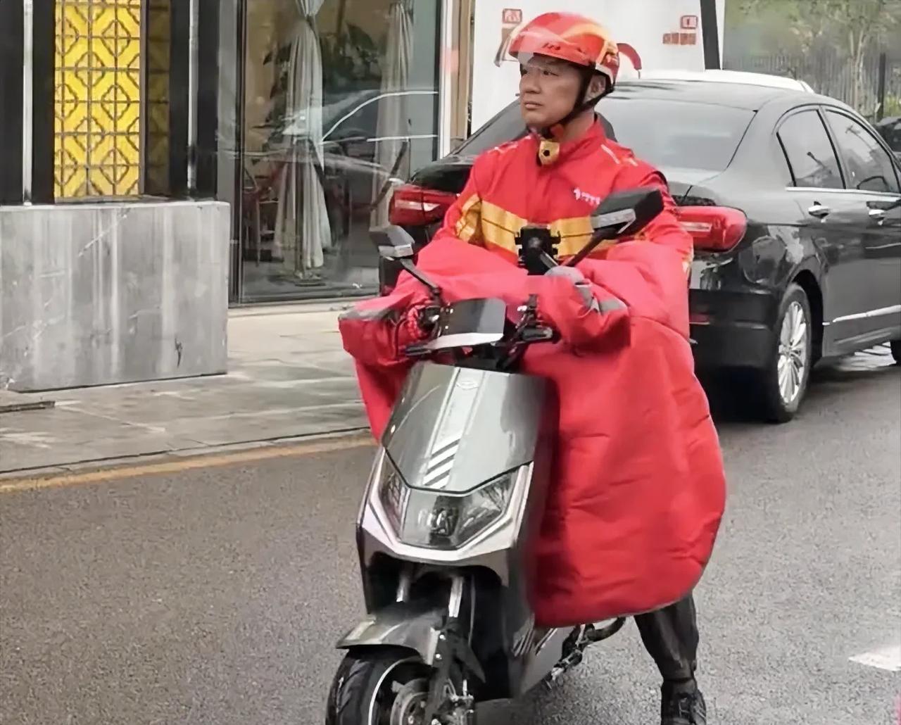 20块的外卖，东哥亲自给你送，问一下，还有哪个老板能做到？
京东干什么咱们都得支
