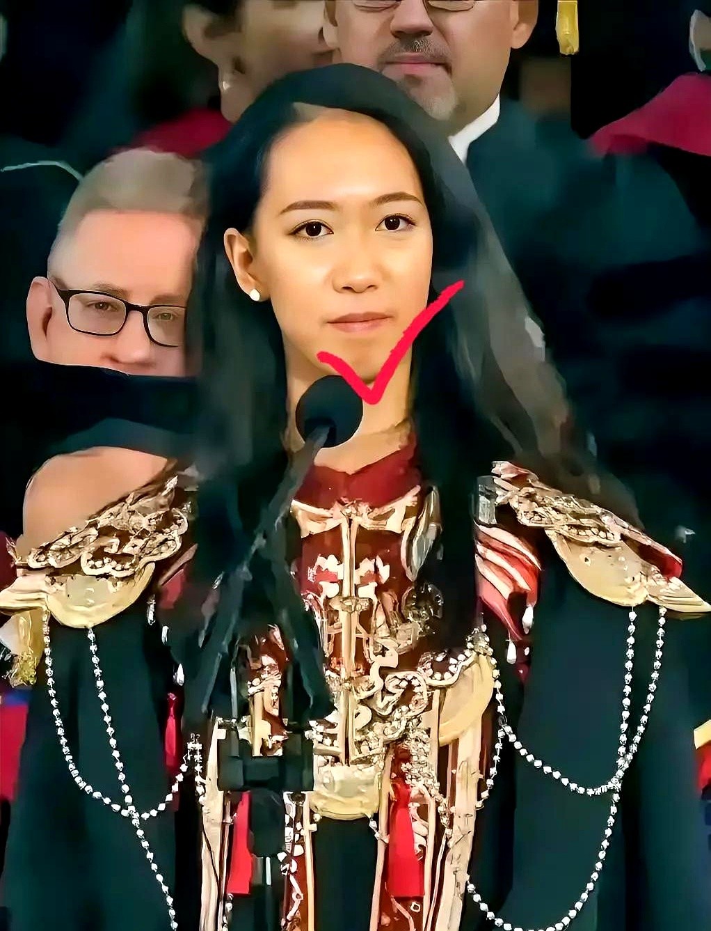 看了哈佛女孩蒋雨融的演讲视频，我发现一个很少有人知道的细节，那就是她在演讲的时候
