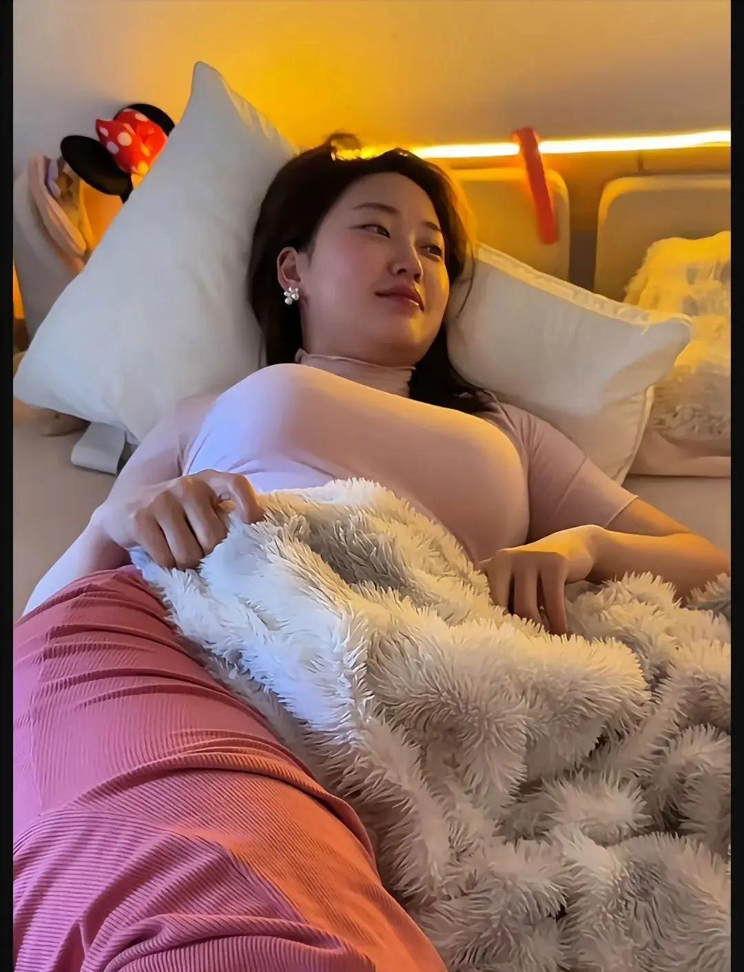 躺在床上，手握毛毯，粉衣女孩，夜色温柔。