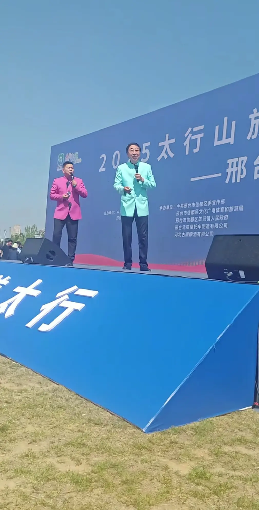 他换搭档了吗？为啥不和牛群说相声了。
