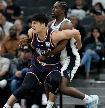 陈国豪13分，广州男篮NBA季前赛惨败马刺。NBA季前赛，作为特邀球队的广州首战
