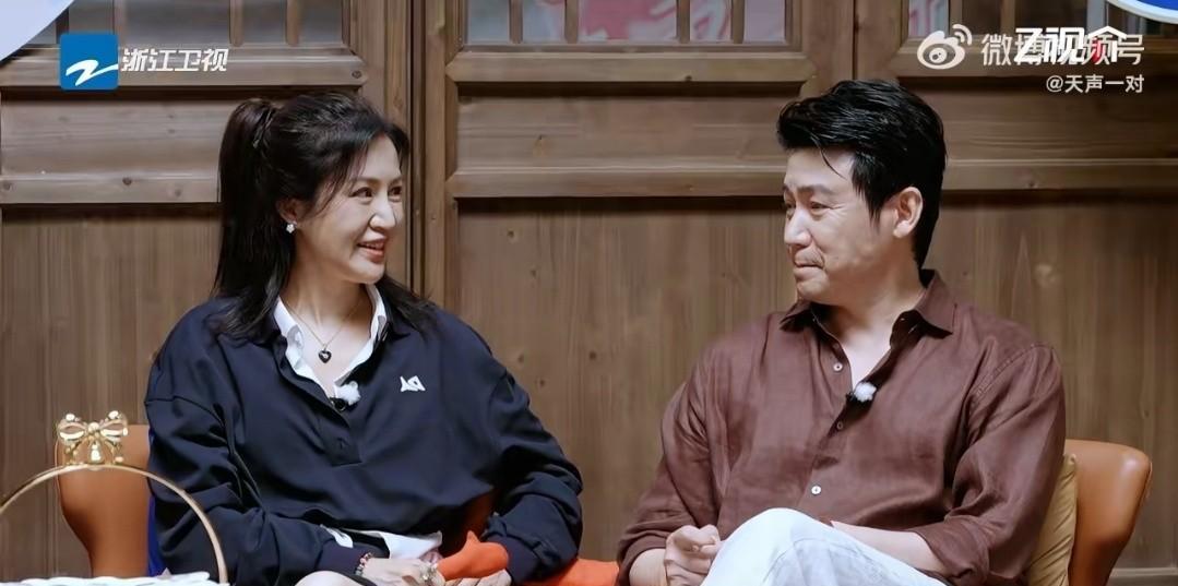 鲍蕾陆毅
夫妻俩今年都49岁，面部松弛，身材走样，这些问题他俩都占了。
说鲍蕾操